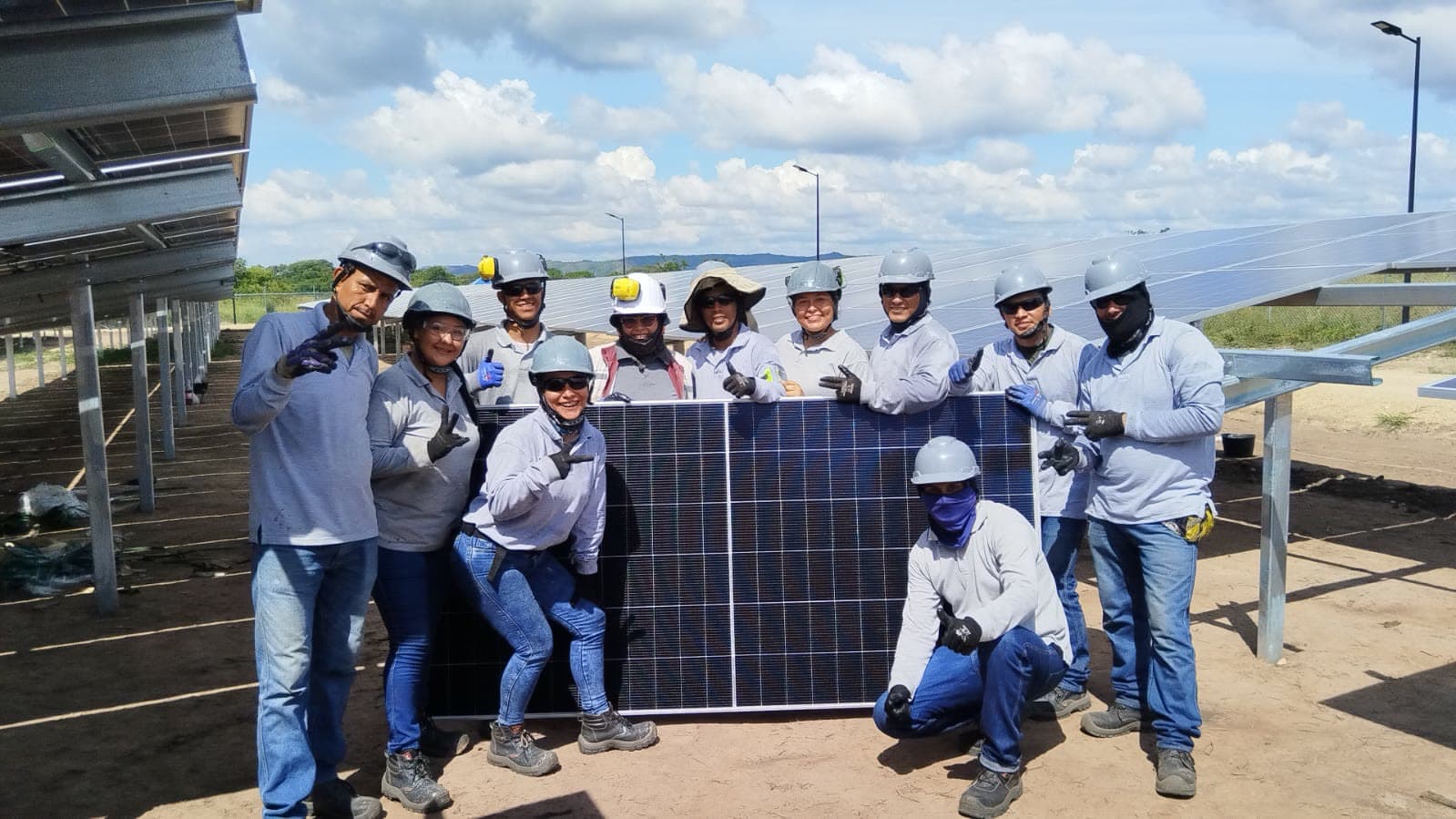 Celebración instalación último panel — Base Militar Tolemaida (6.11 MW), Cundinamarca