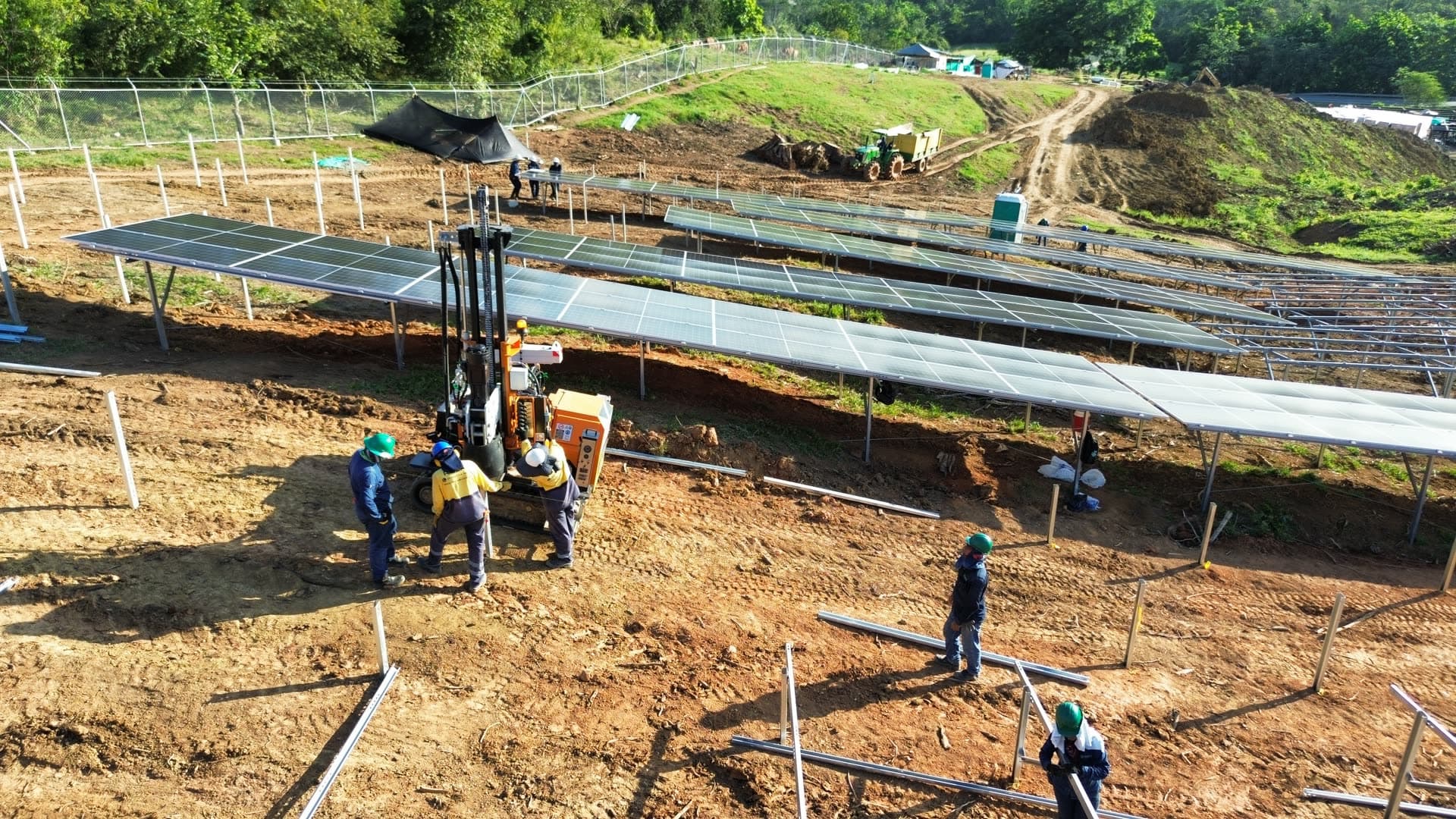 Hincado y montaje en terreno irregular — Caucasia (6 MW), Antioquia